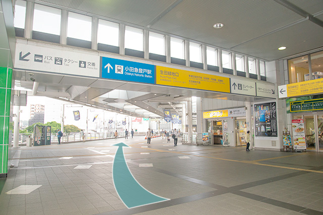 改札を出て左方面、小田急線「登戸駅」方面へ進みます。